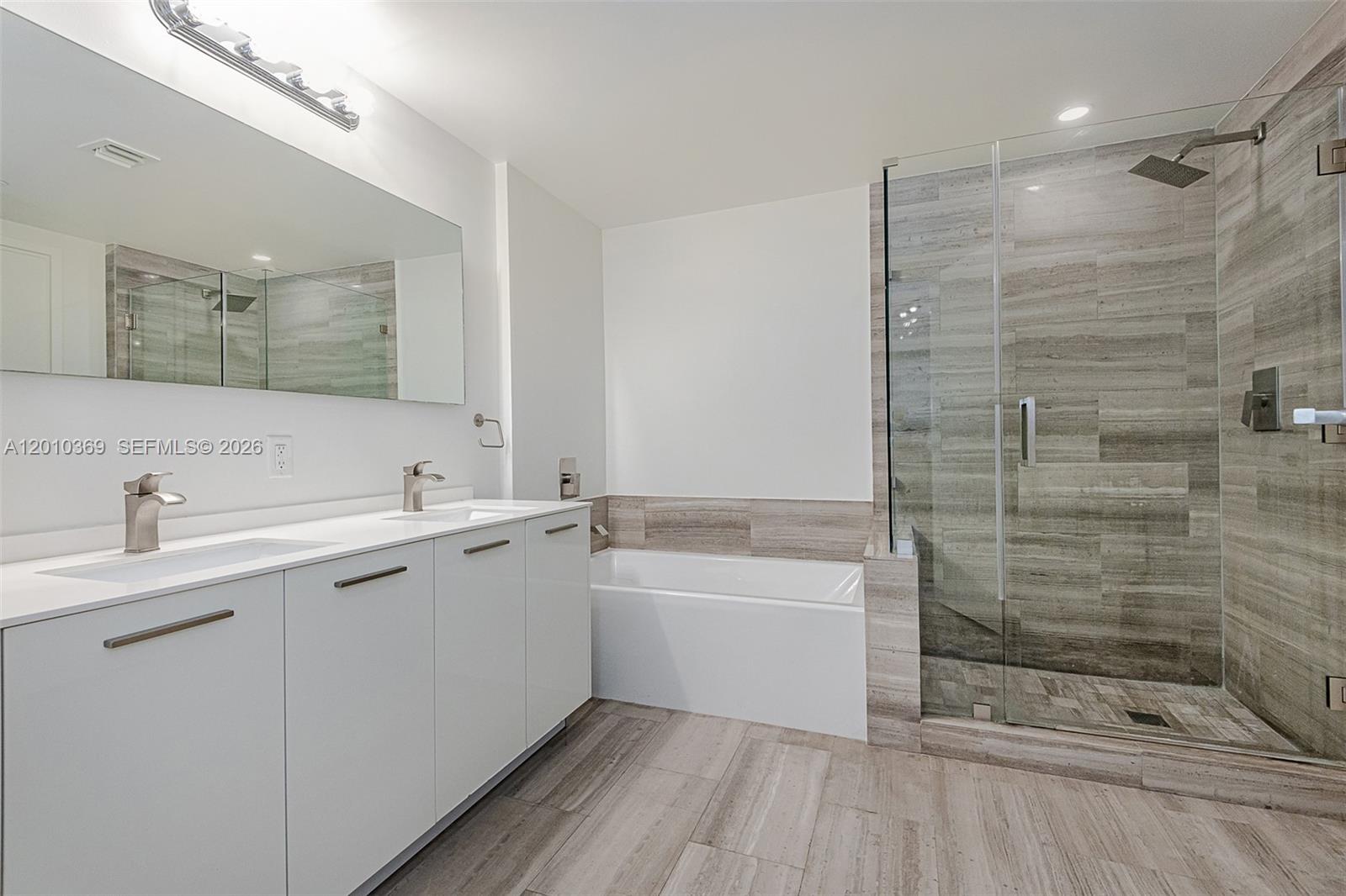 1300 Brickell Bay Dr #2808, Miami FL 33131