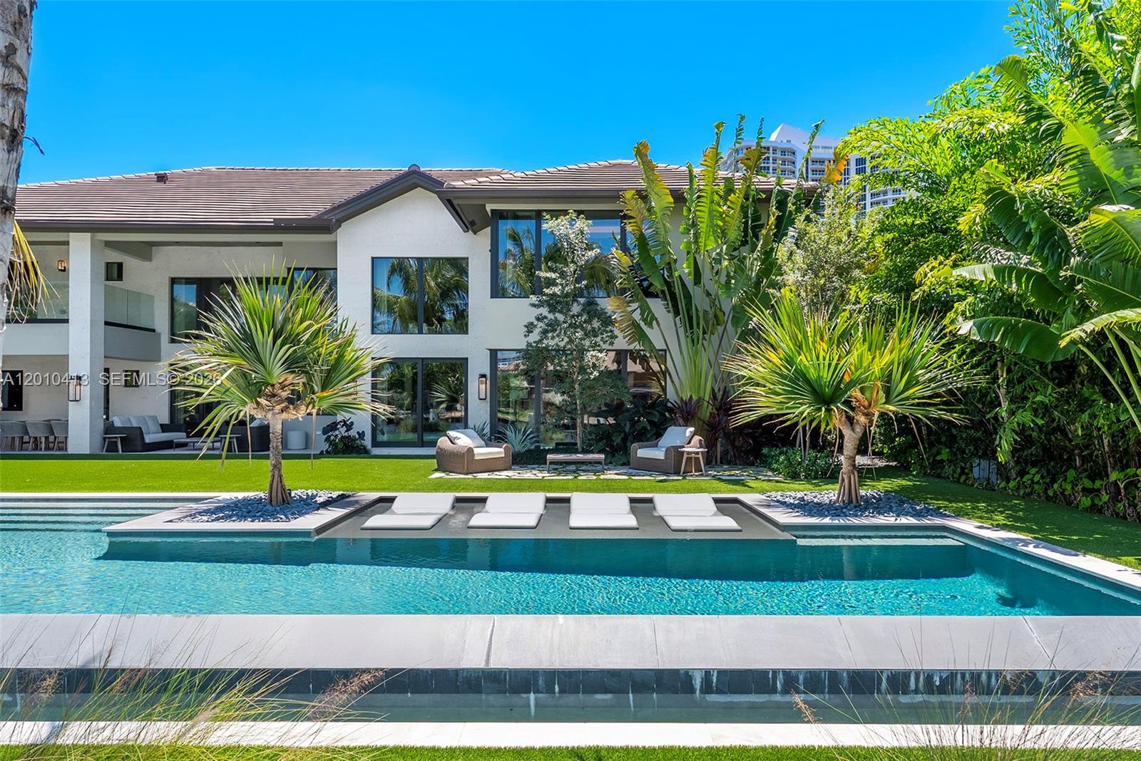 110 Holiday Dr, Hallandale Beach FL 33009