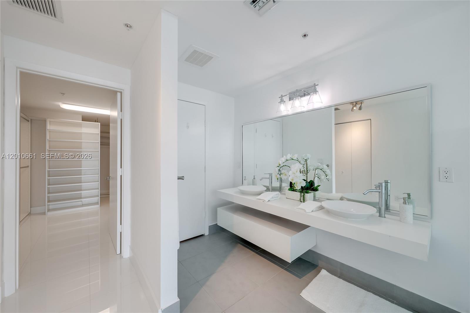 92 SW 3rd St #5202, Miami FL 33130
