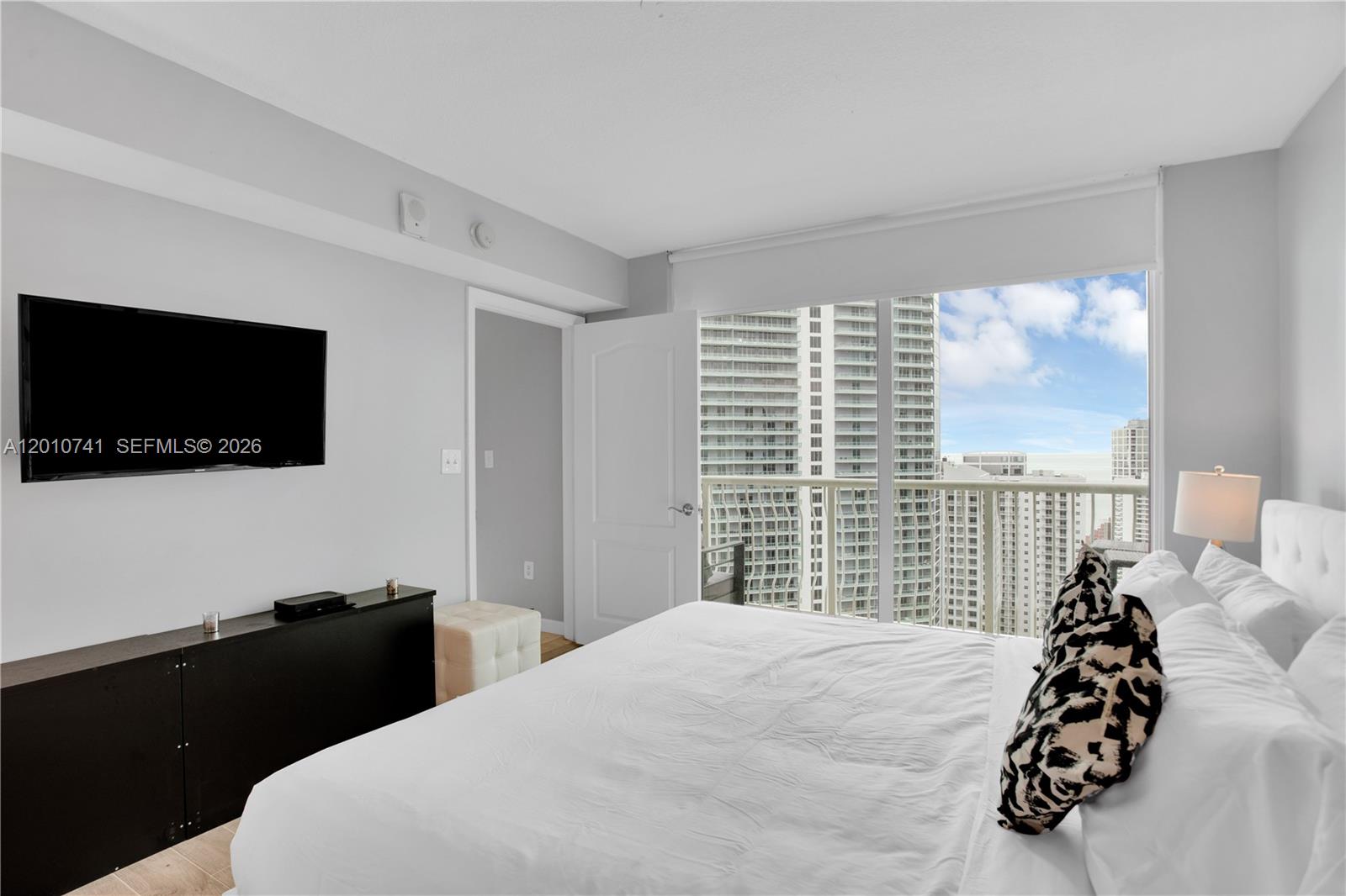 1200 Brickell Bay Dr #3515, Miami FL 33131