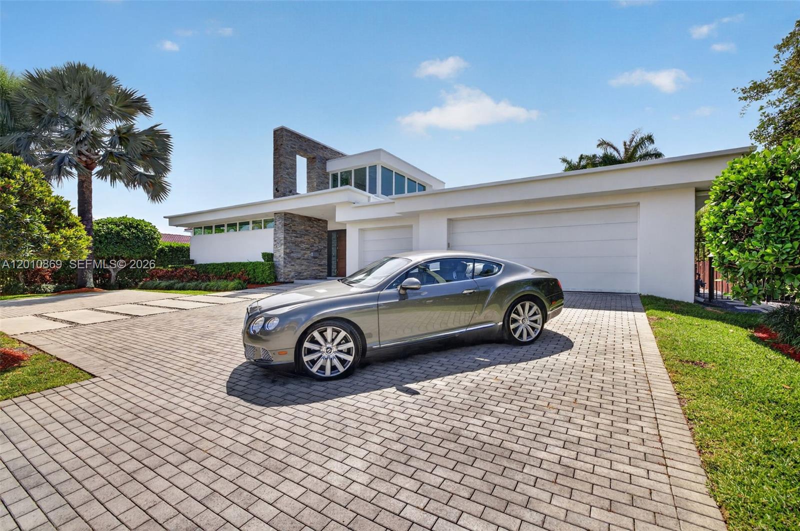 907 Diplomat Pkwy, Hallandale Beach FL 33009