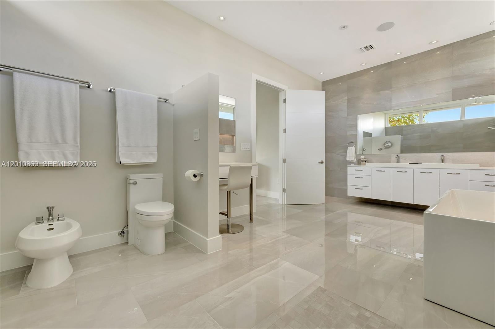 907 Diplomat Pkwy, Hallandale Beach FL 33009