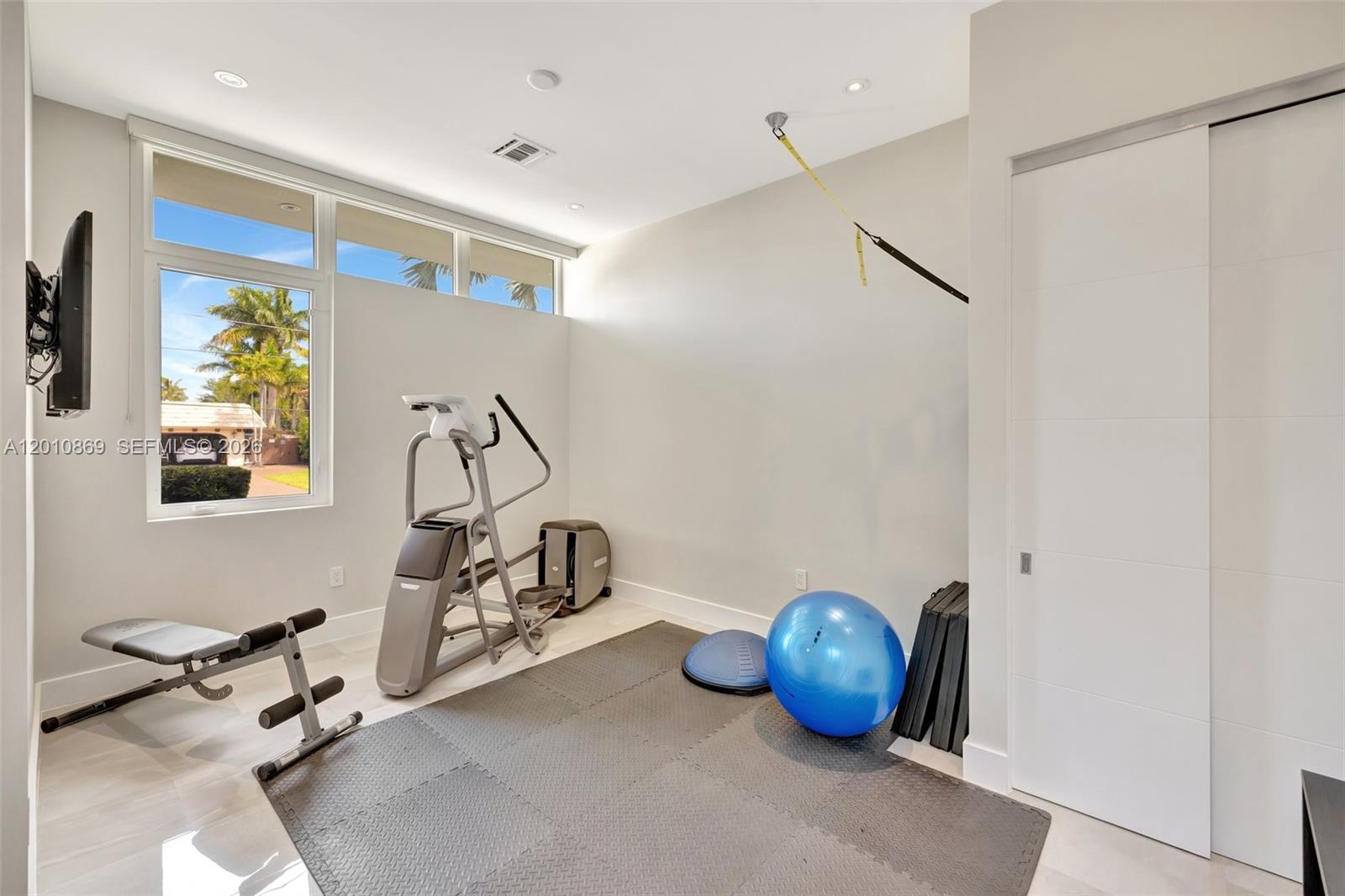 907 Diplomat Pkwy, Hallandale Beach FL 33009