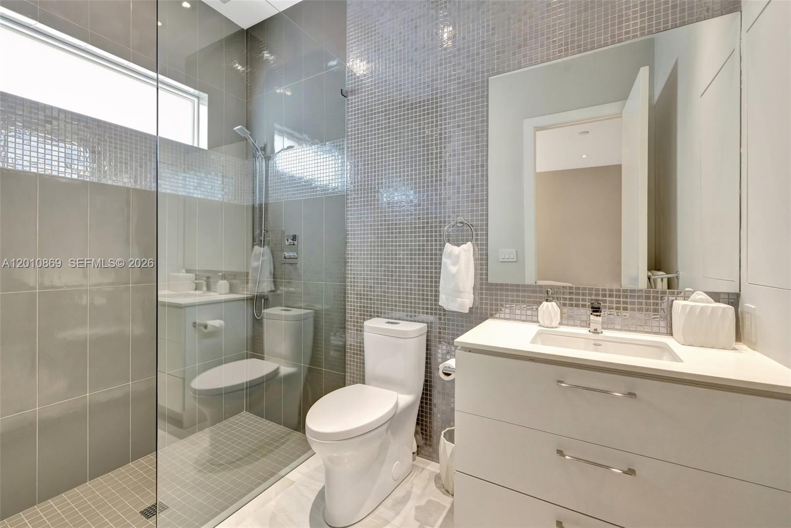 907 Diplomat Pkwy, Hallandale Beach FL 33009