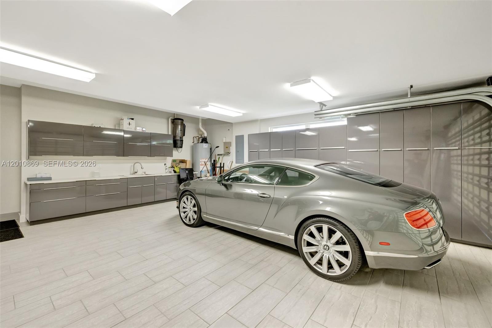 907 Diplomat Pkwy, Hallandale Beach FL 33009