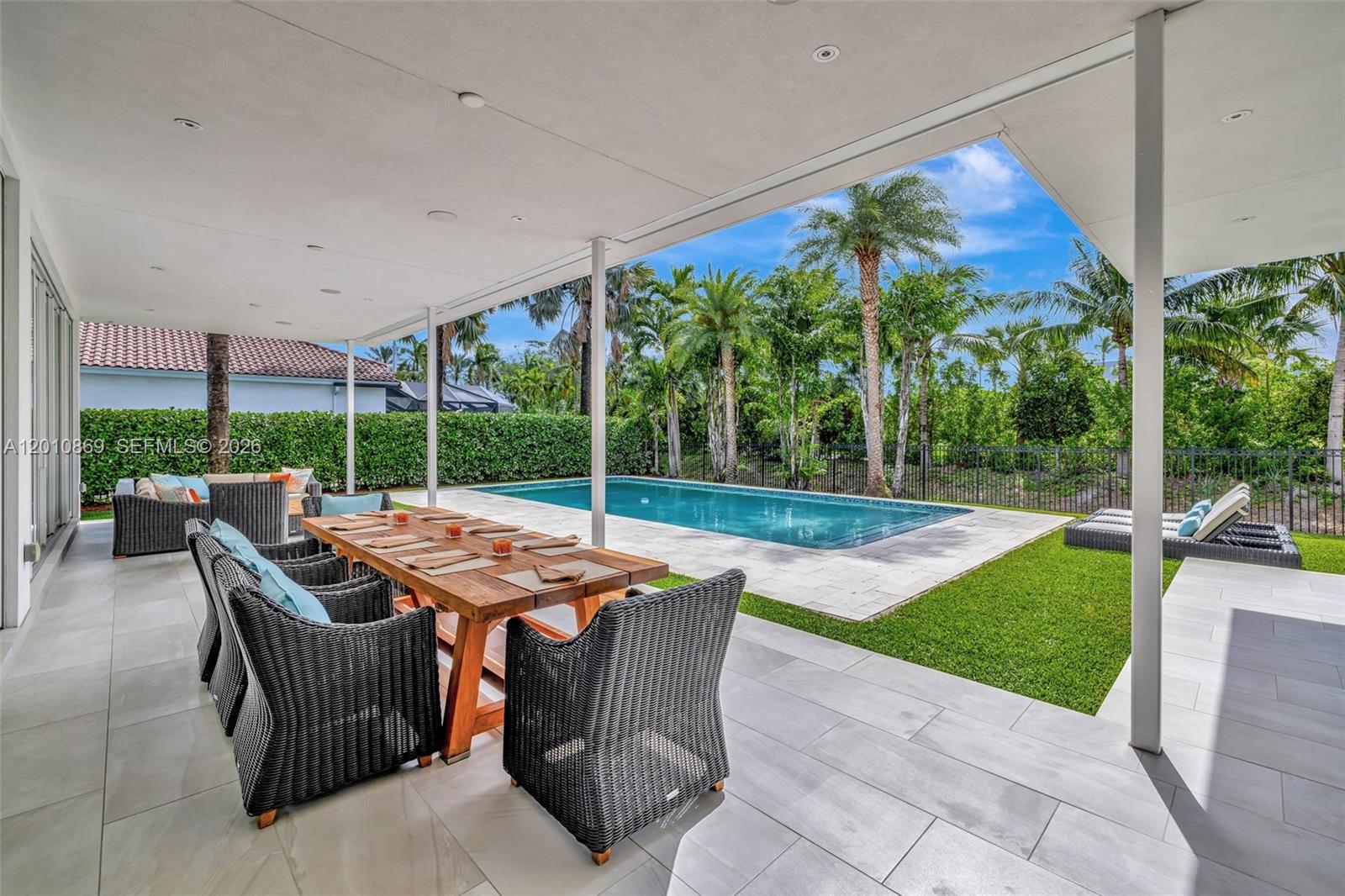 907 Diplomat Pkwy, Hallandale Beach FL 33009