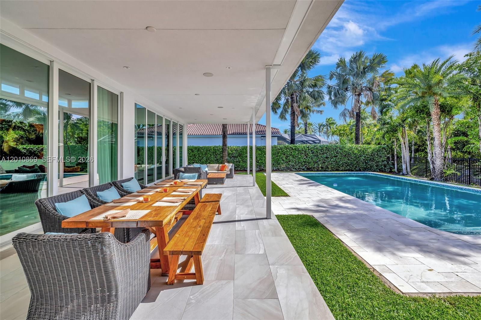 907 Diplomat Pkwy, Hallandale Beach FL 33009