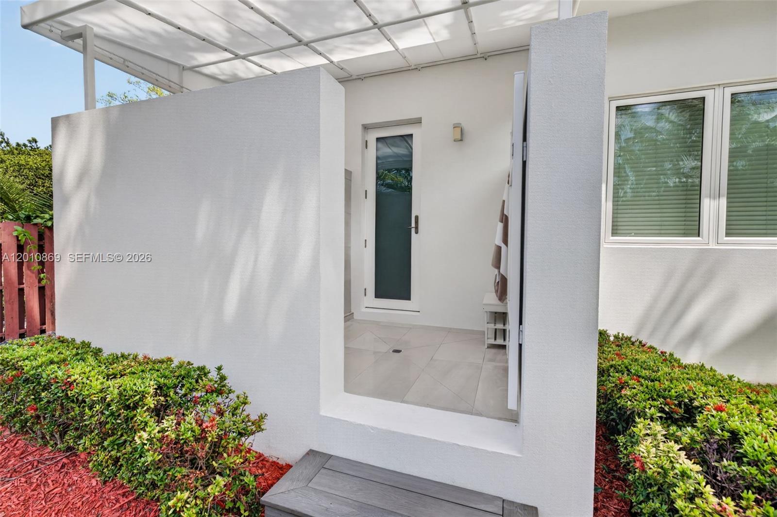 907 Diplomat Pkwy, Hallandale Beach FL 33009