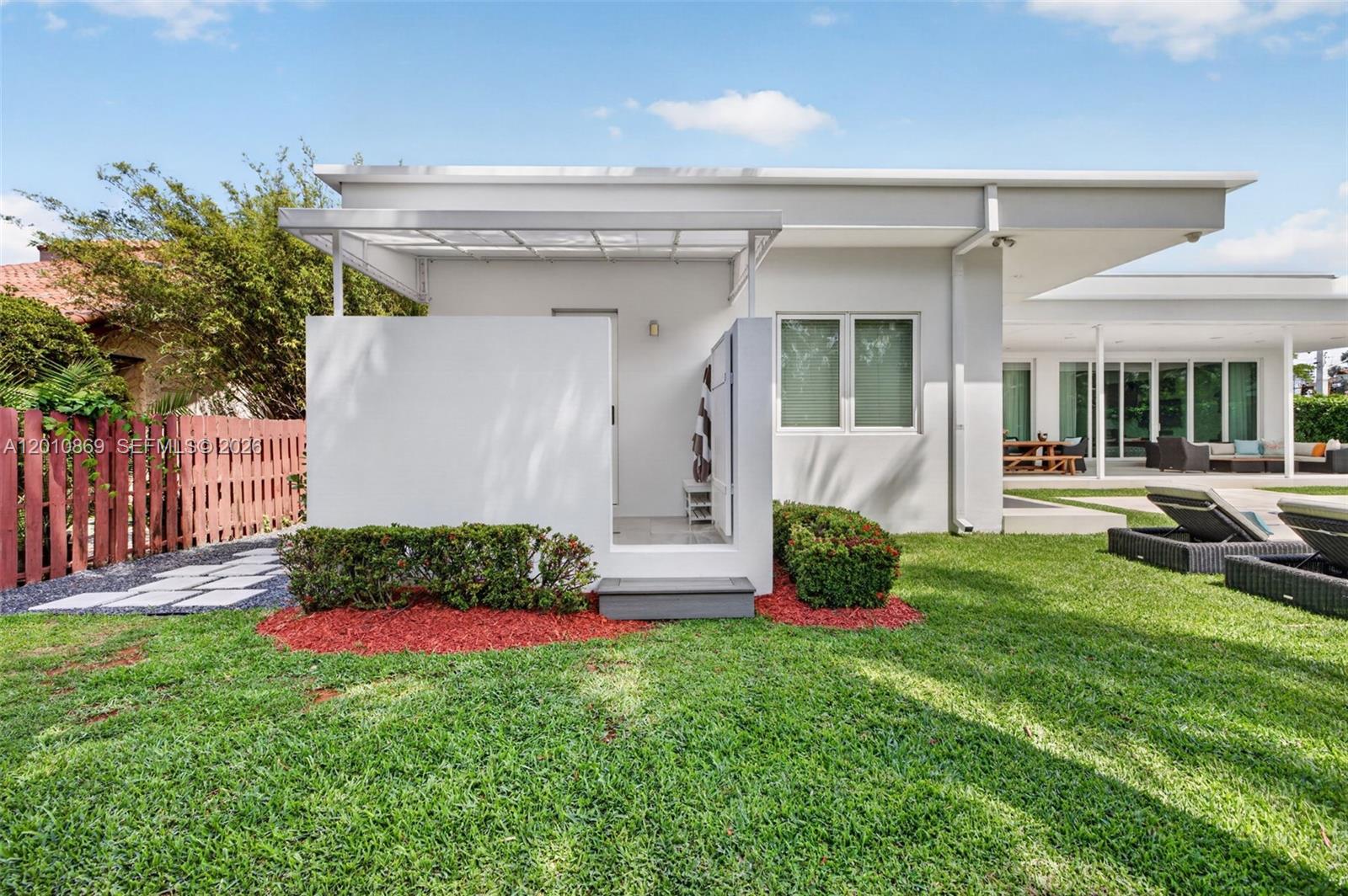 907 Diplomat Pkwy, Hallandale Beach FL 33009