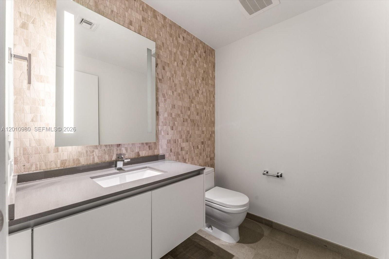 68 SE 6th St #2304, Miami FL 33131