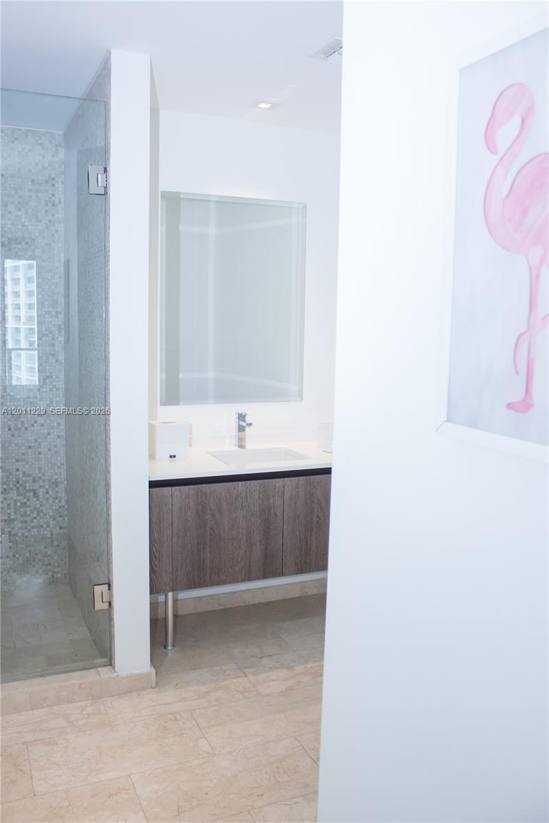 68 SE 6th St #2209, Miami FL 33131