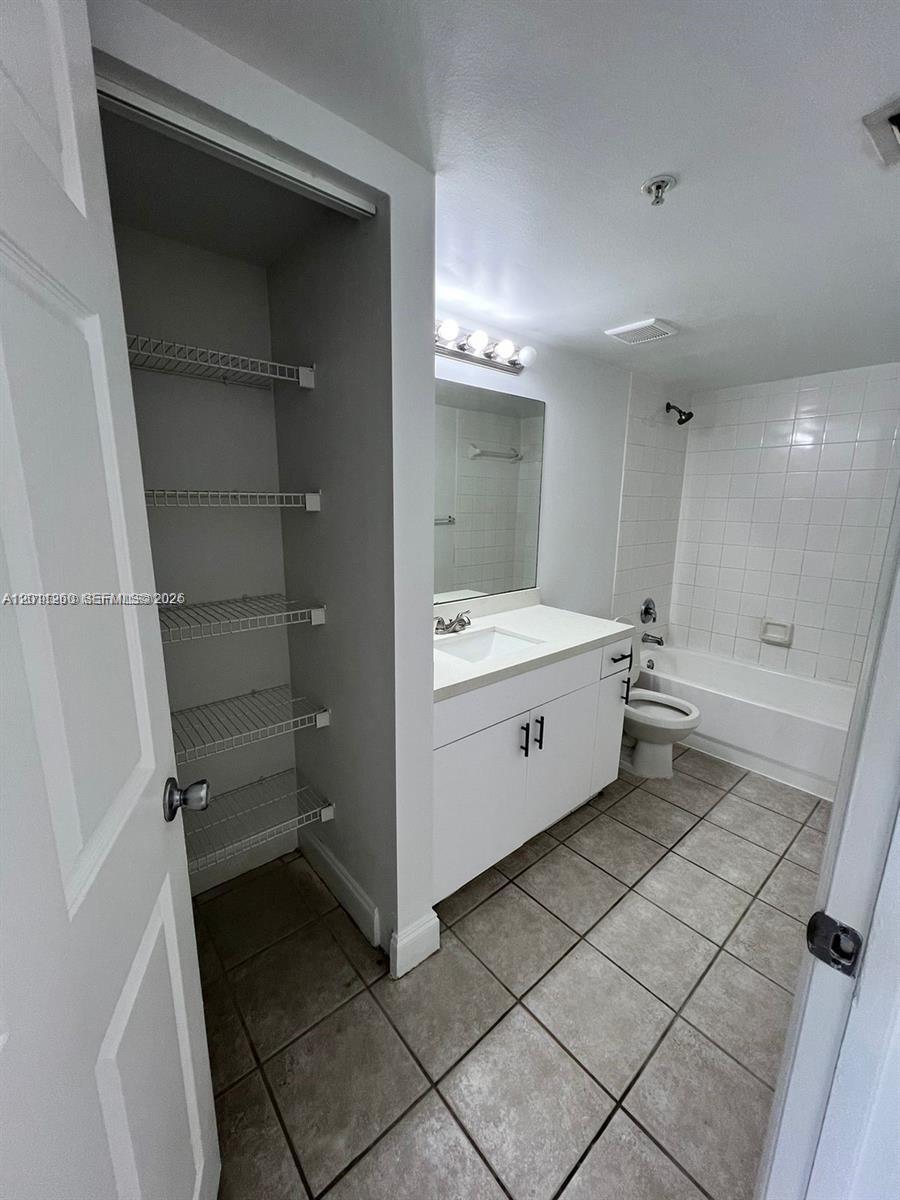 5065 Wiles Rd #103, Coconut Creek FL 33073