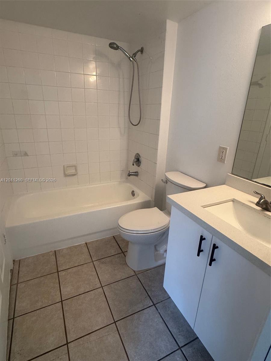 5065 Wiles Rd #103, Coconut Creek FL 33073
