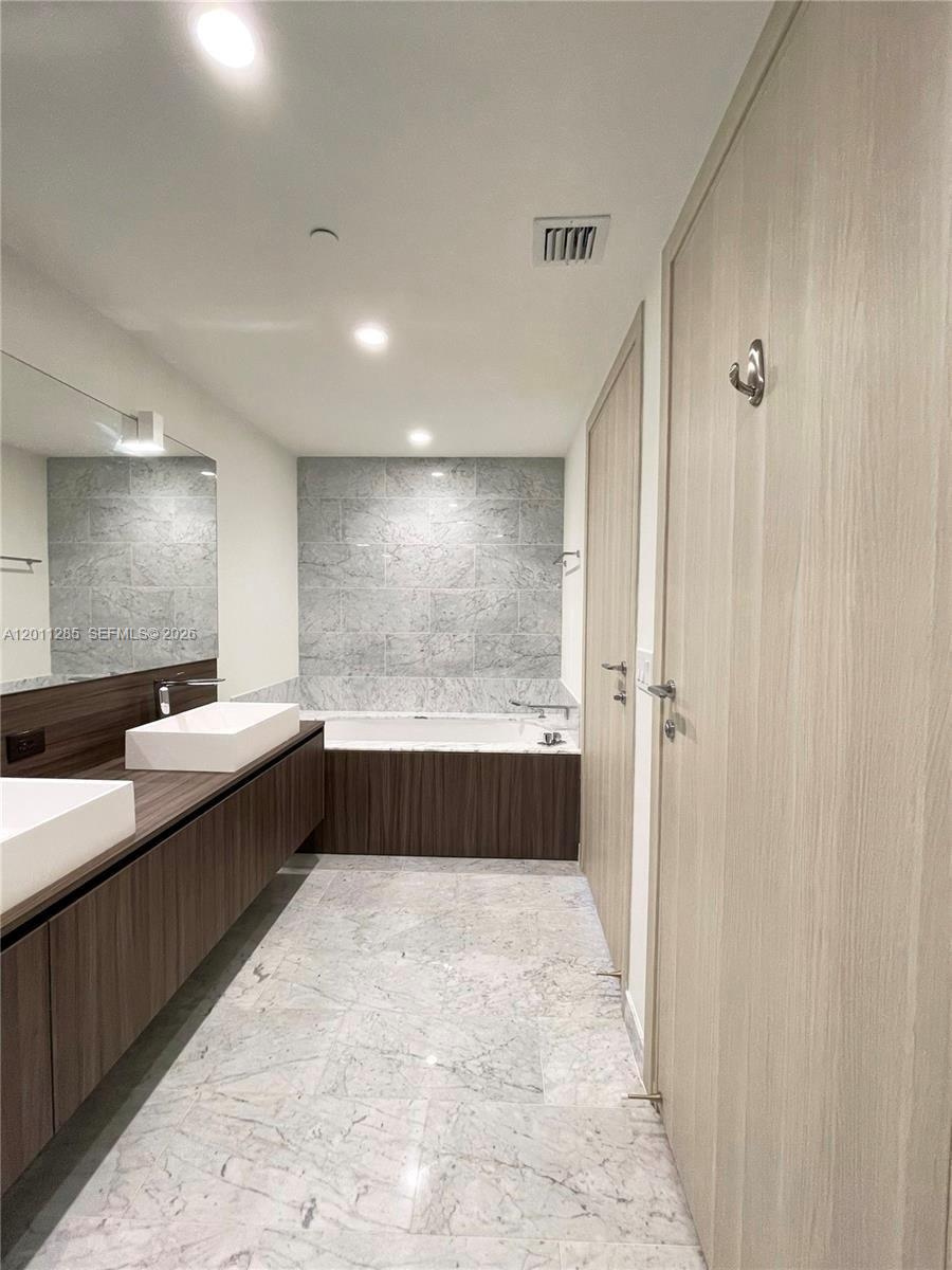 1000 Brickell Plz #4301, Miami FL 33131