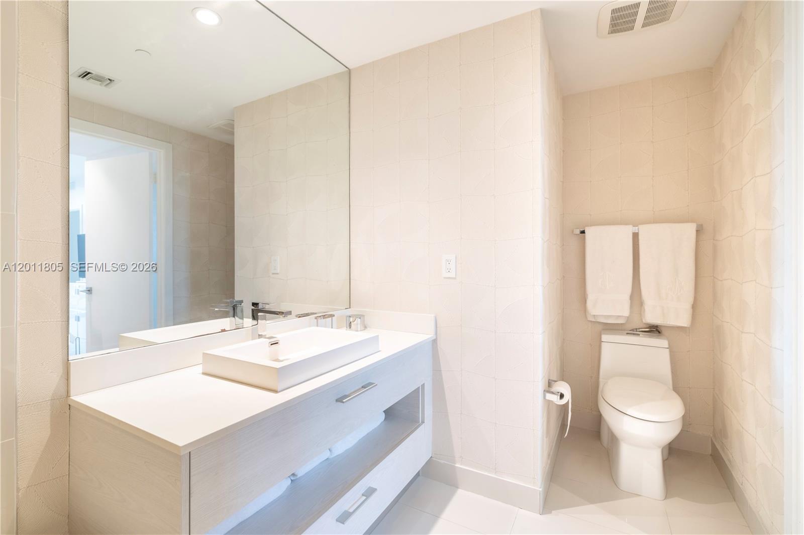 55 SW 9th St #3404, Miami FL 33130