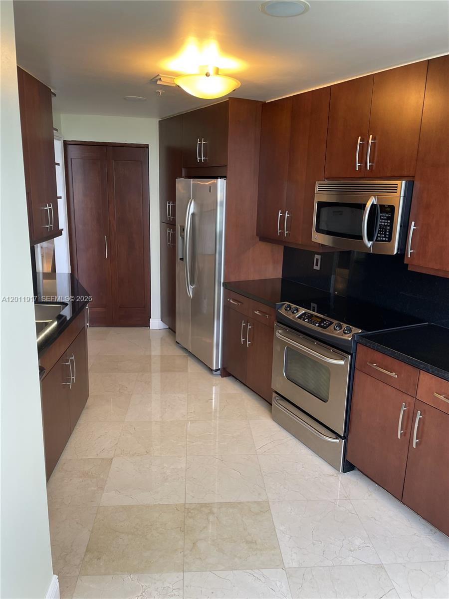 848 Brickell Key Dr #1402, Miami FL 33131