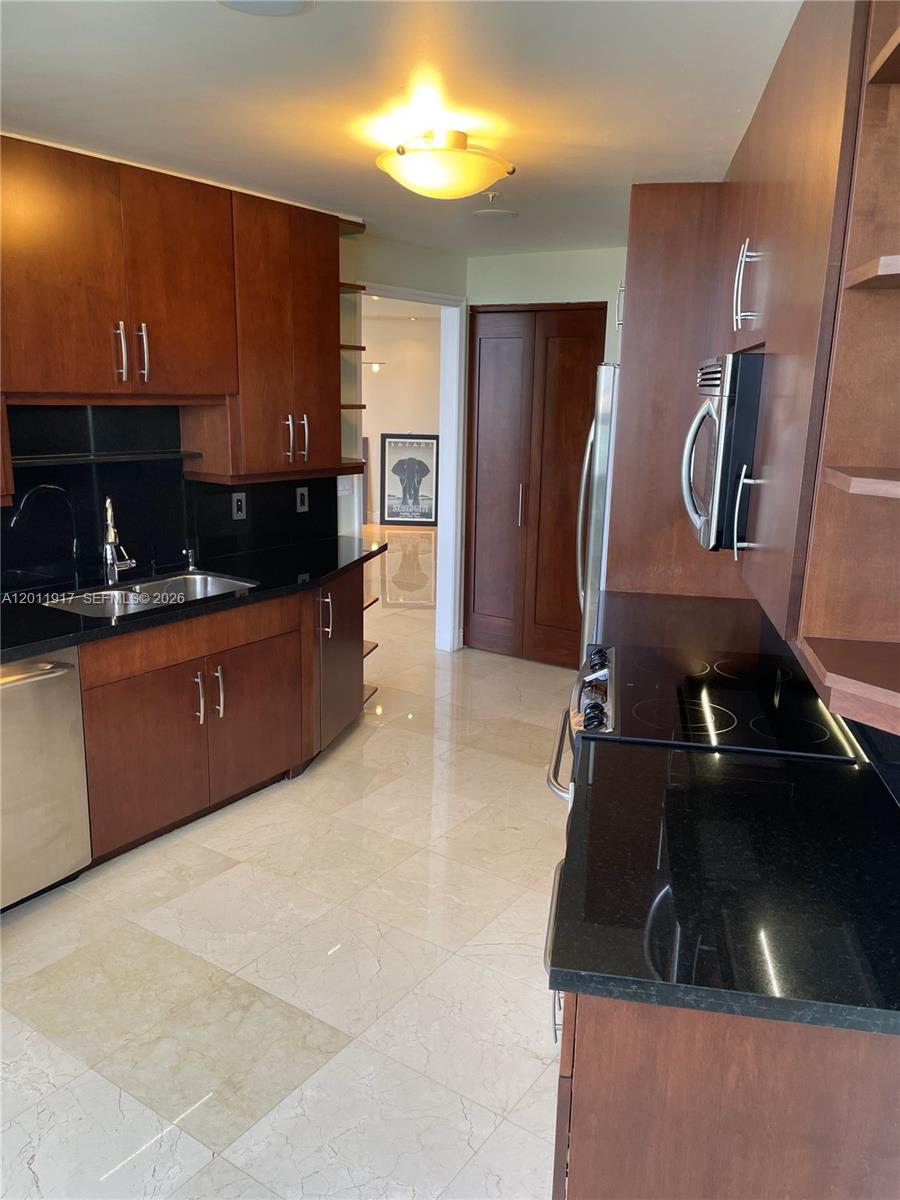 848 Brickell Key Dr #1402, Miami FL 33131