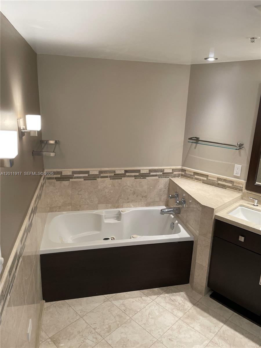 848 Brickell Key Dr #1402, Miami FL 33131