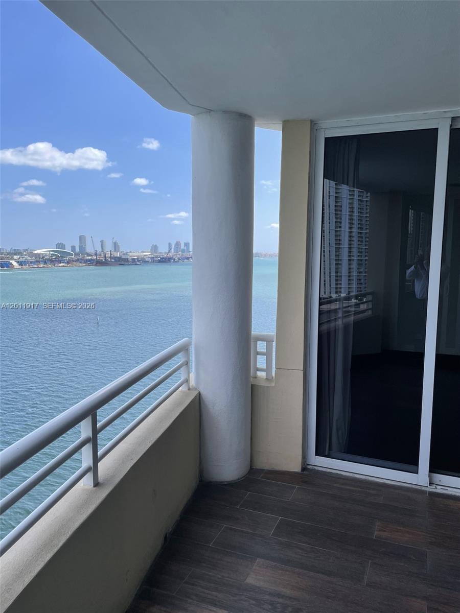 848 Brickell Key Dr #1402, Miami FL 33131