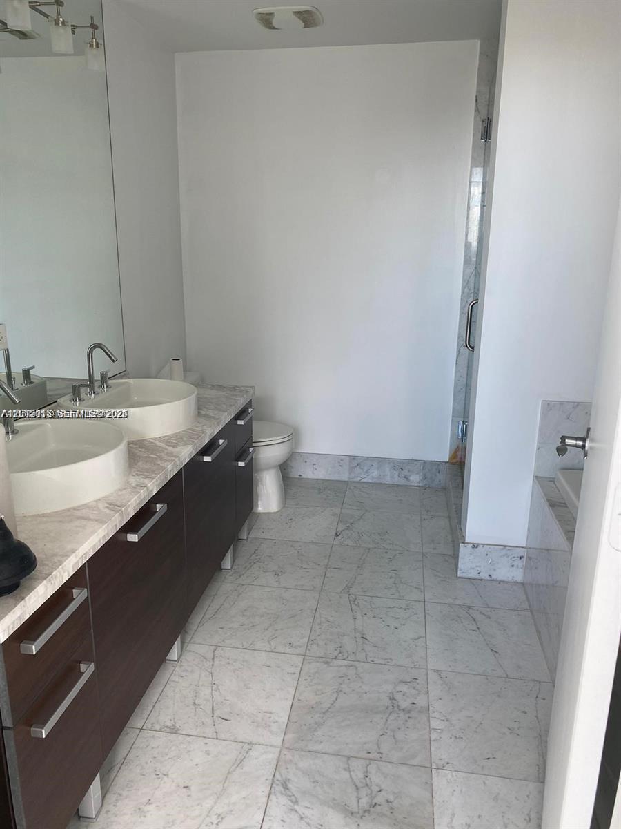 253 NE 2nd St #3002, Miami FL 33132