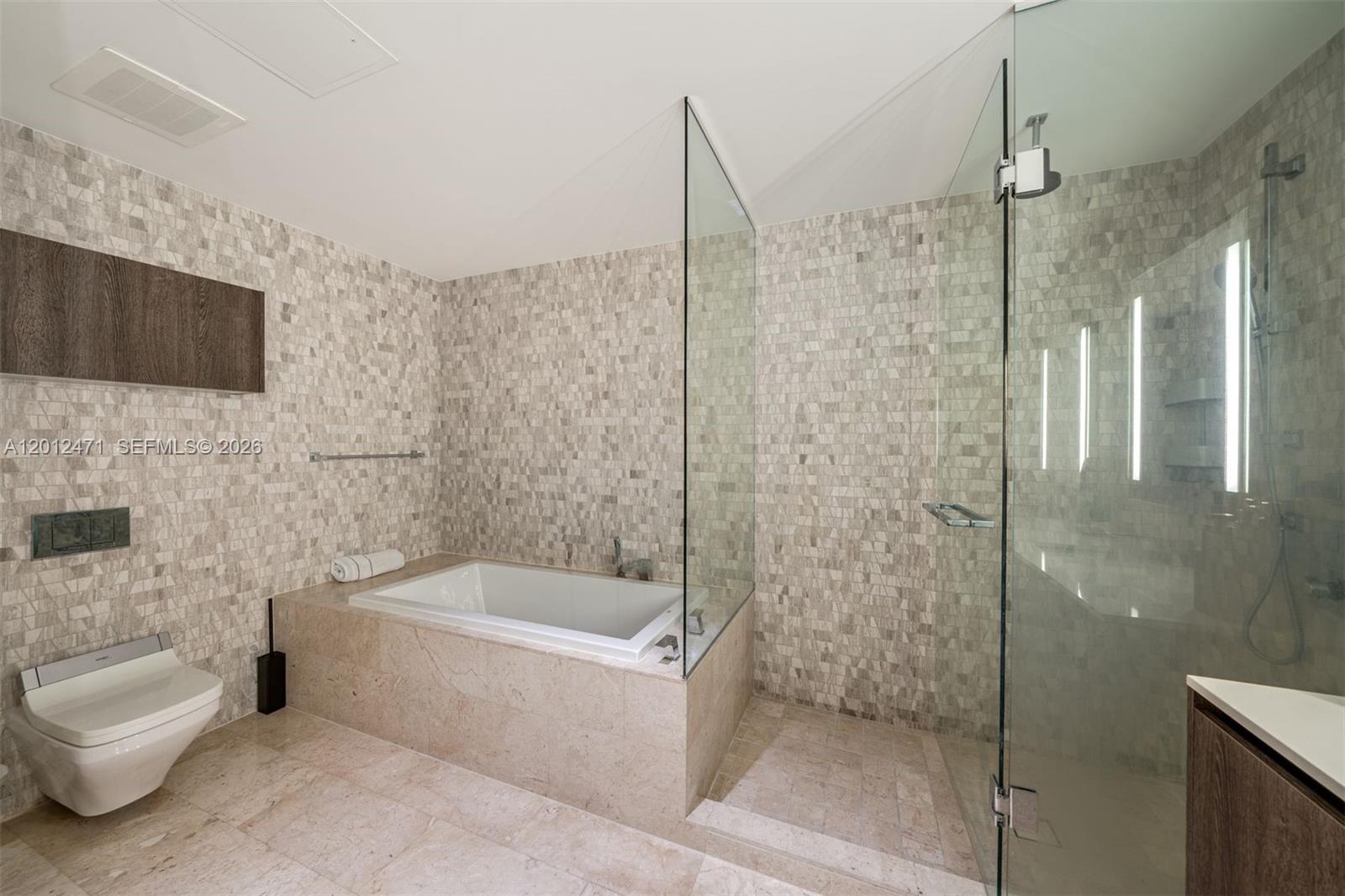 68 SE 6th St #3407, Miami FL 33131
