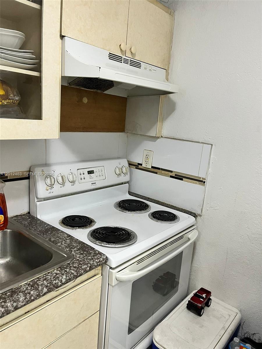 652 NW 3rd St #103, Miami FL 33128