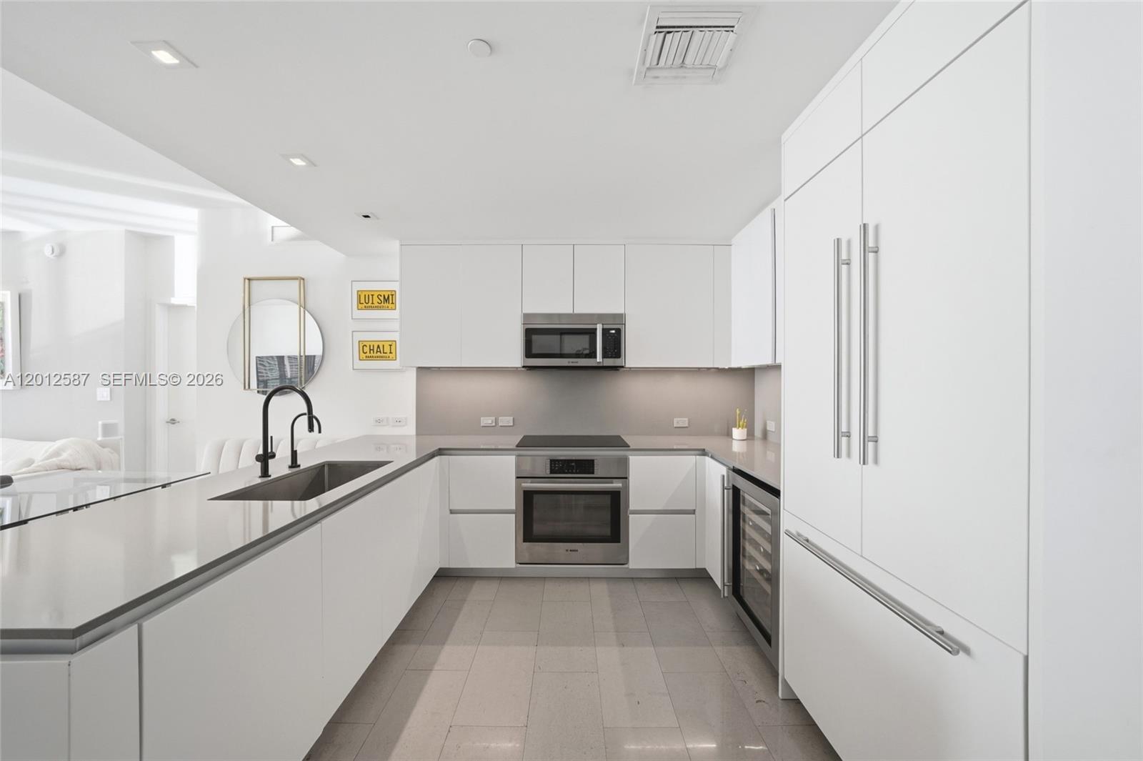 68 SE 6th St #1904, Miami FL 33131