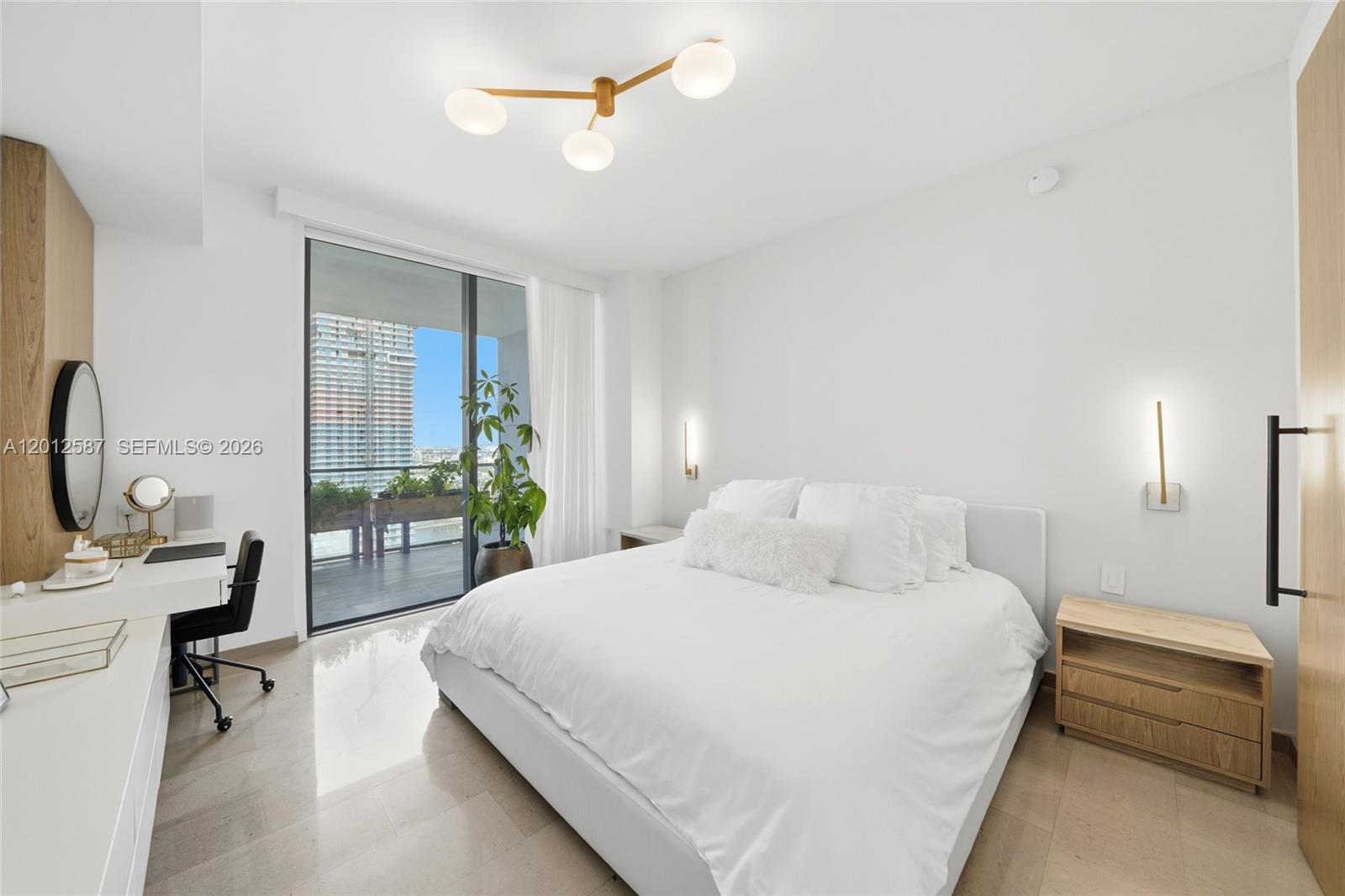 68 SE 6th St #1904, Miami FL 33131