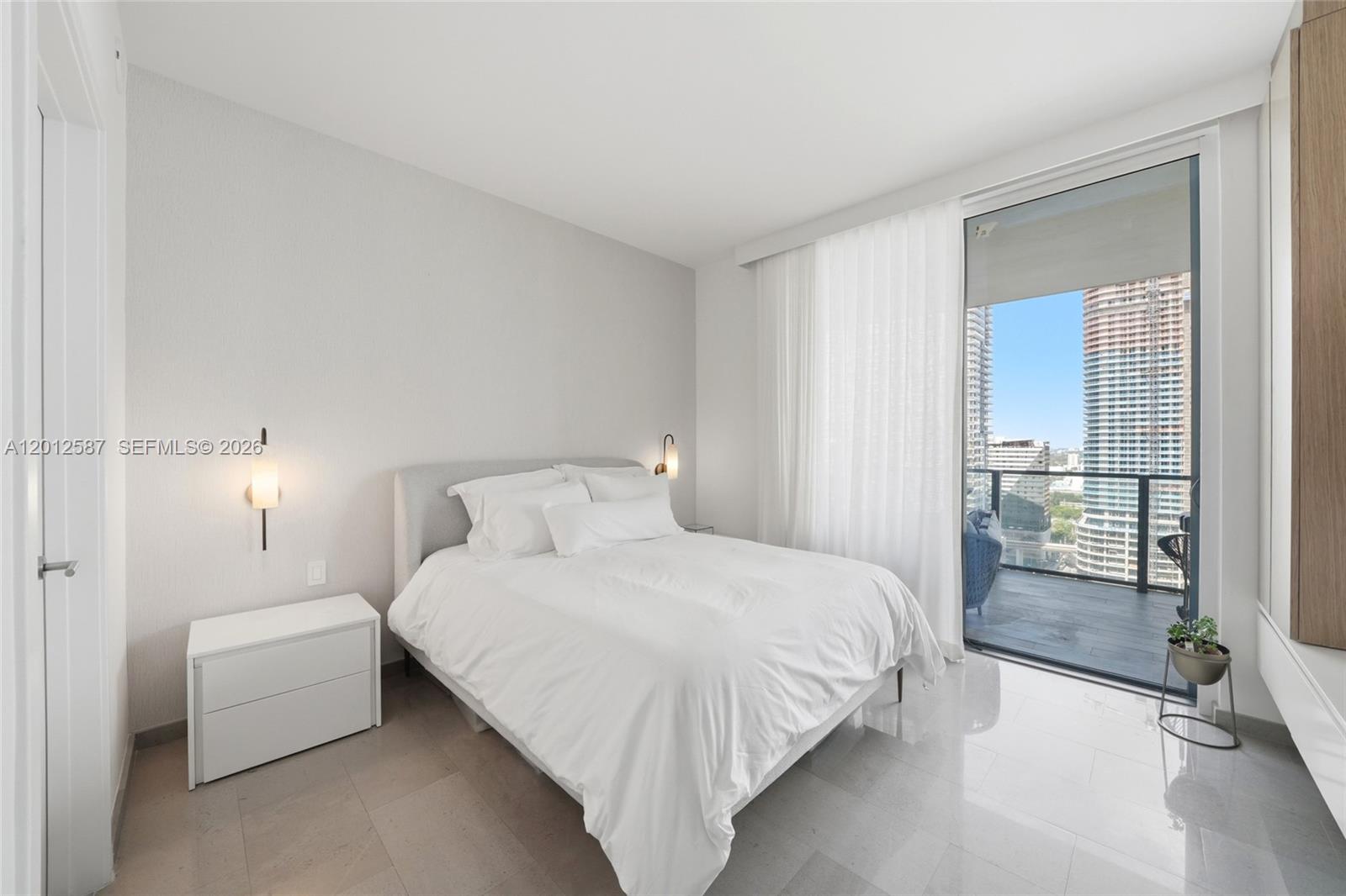 68 SE 6th St #1904, Miami FL 33131