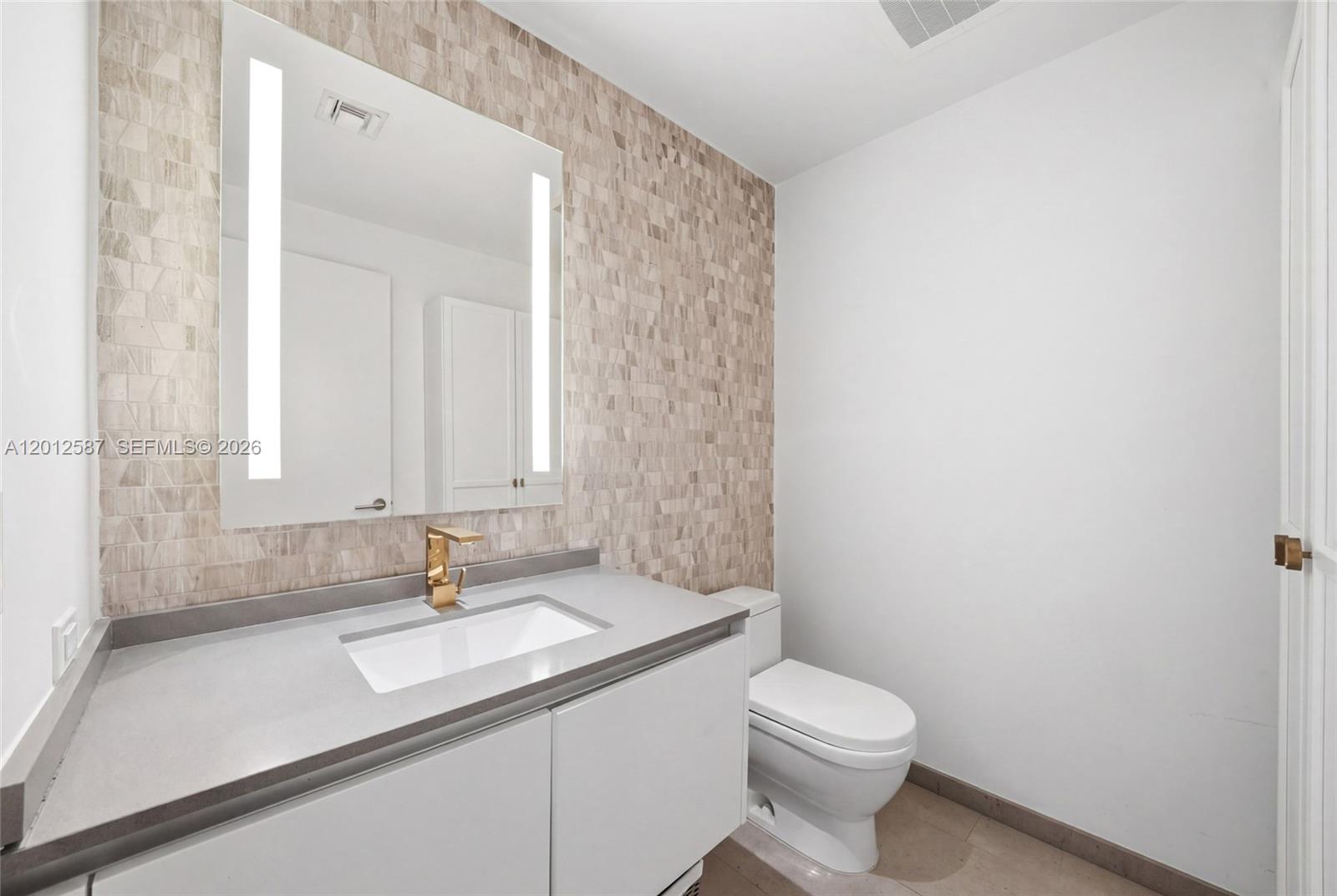 68 SE 6th St #1904, Miami FL 33131