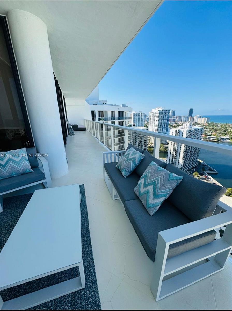 20281 E Country Club Dr #PH14, Aventura FL 33180