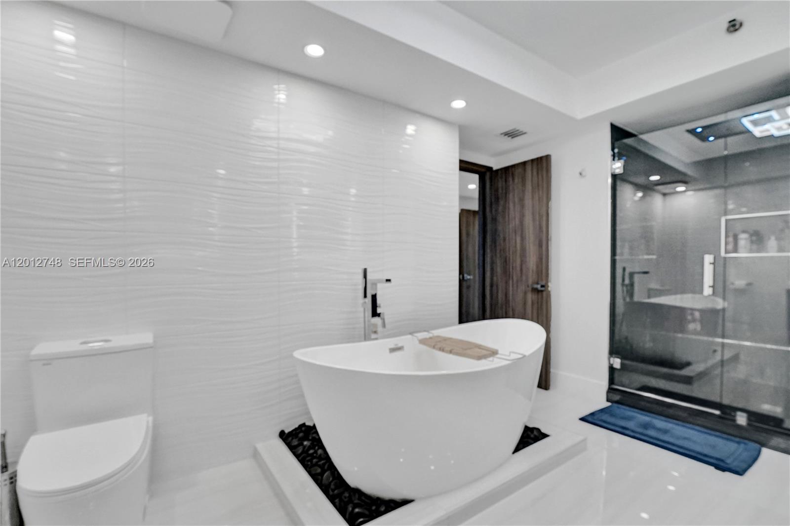 20281 E Country Club Dr #PH14, Aventura FL 33180