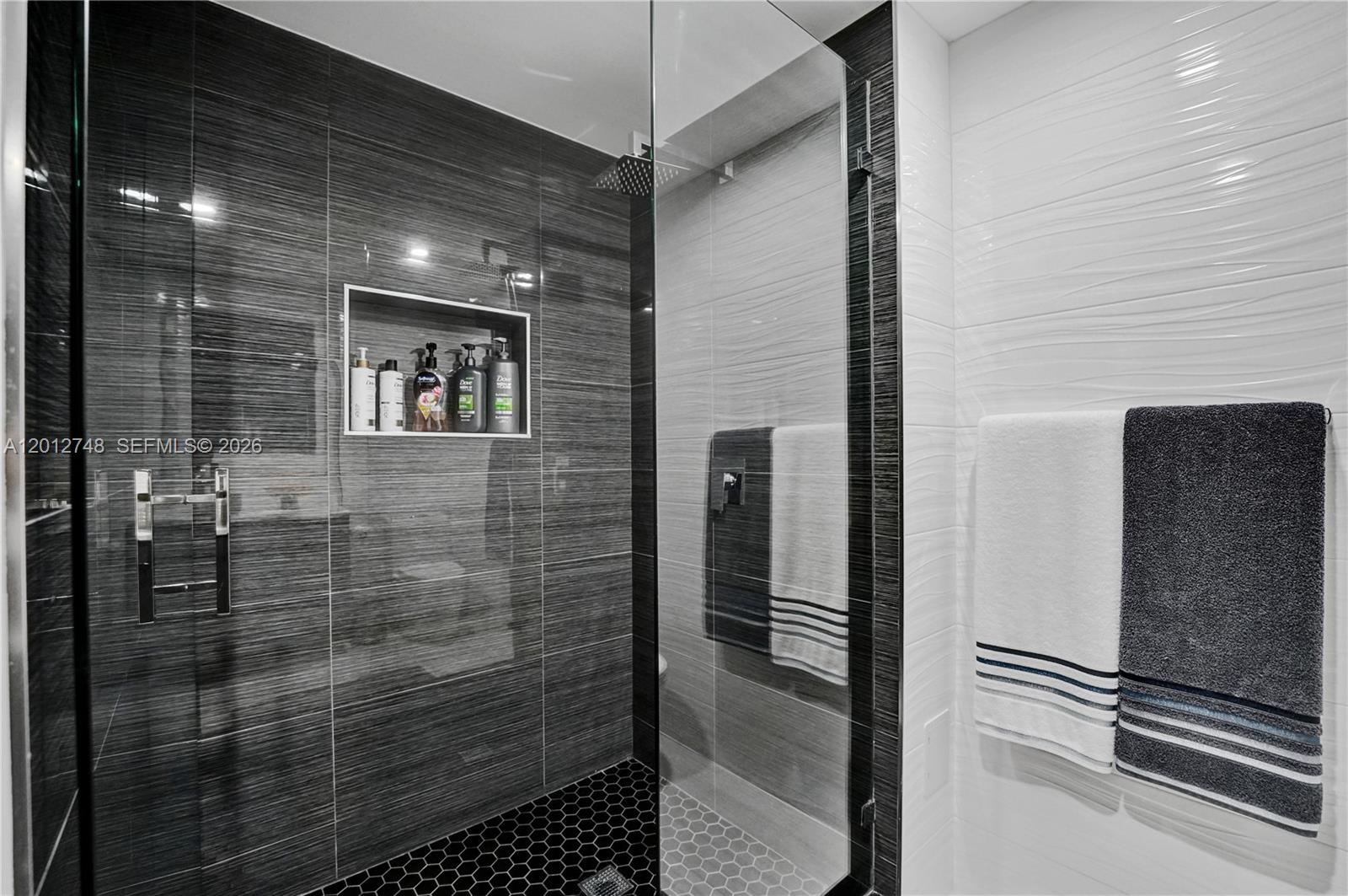 20281 E Country Club Dr #PH14, Aventura FL 33180