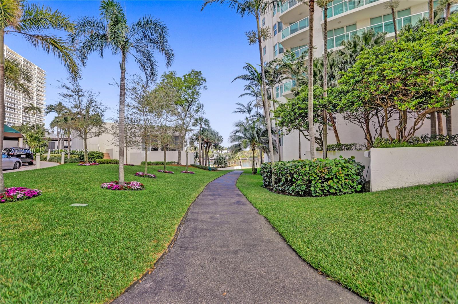 20281 E Country Club Dr #PH14, Aventura FL 33180
