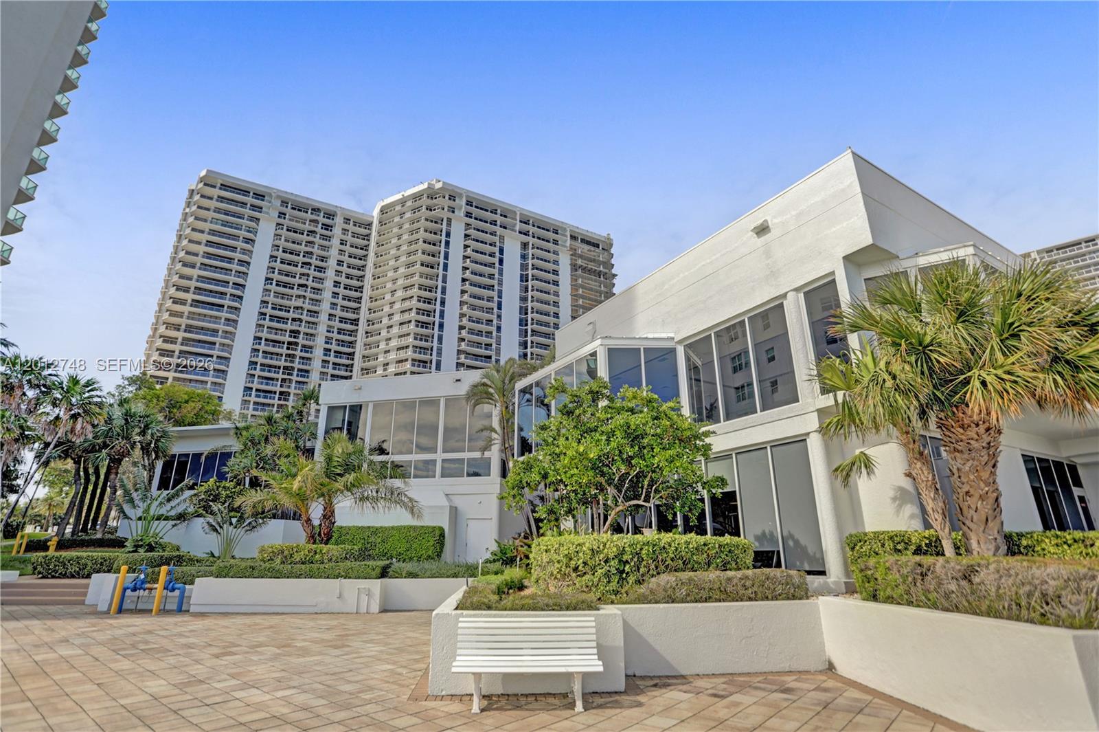 20281 E Country Club Dr #PH14, Aventura FL 33180