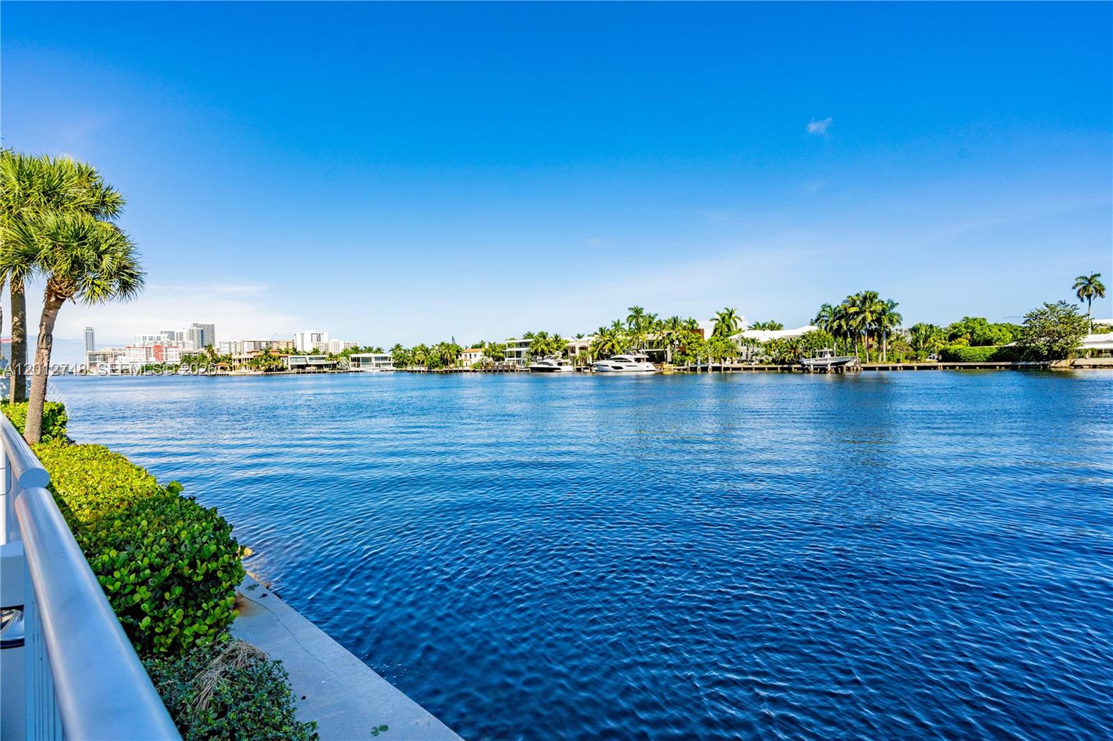 20281 E Country Club Dr #PH14, Aventura FL 33180