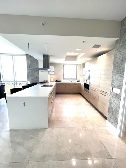 17111 Biscayne Blvd #2102, North Miami Beach FL 33160