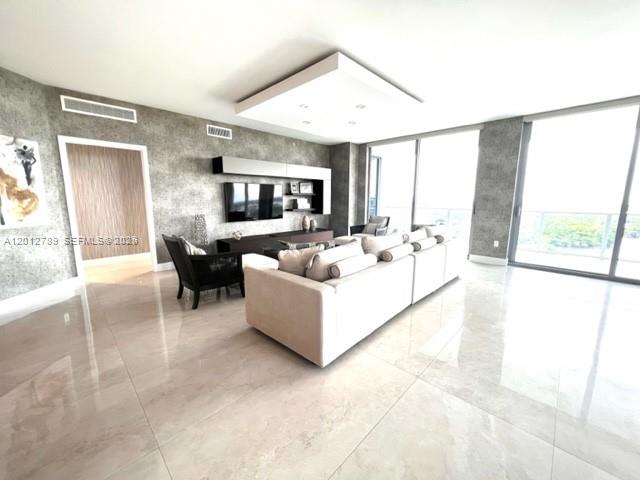 17111 Biscayne Blvd #2102, North Miami Beach FL 33160