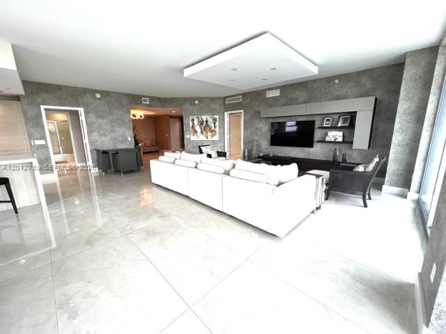 17111 Biscayne Blvd #2102, North Miami Beach FL 33160