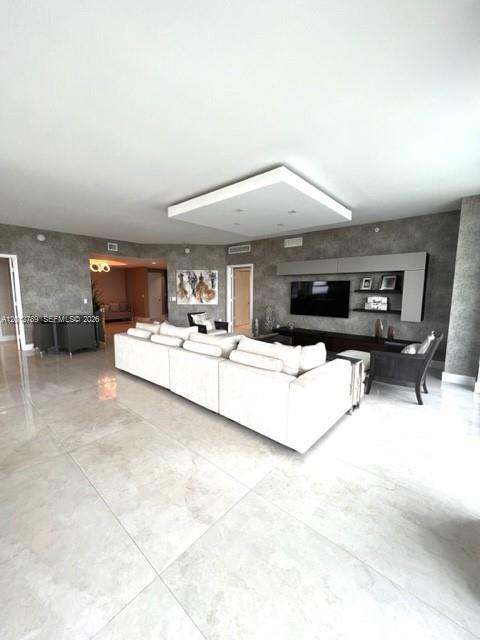 17111 Biscayne Blvd #2102, North Miami Beach FL 33160