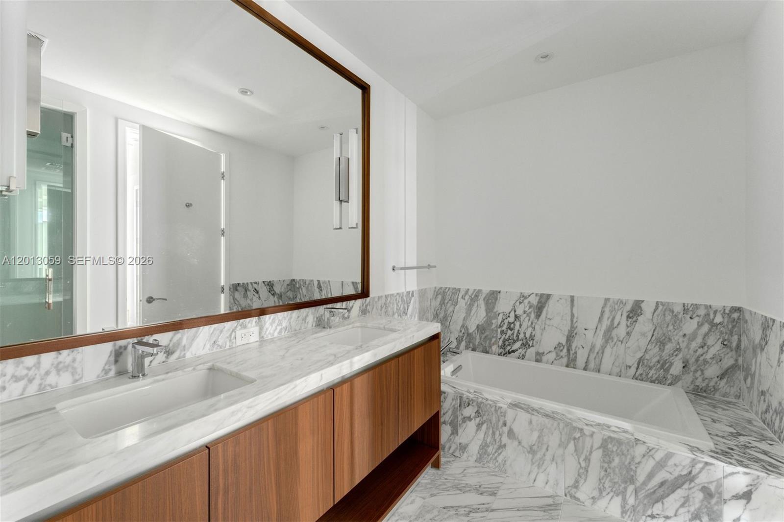175 SE 25 RD #3601, Miami FL 33129