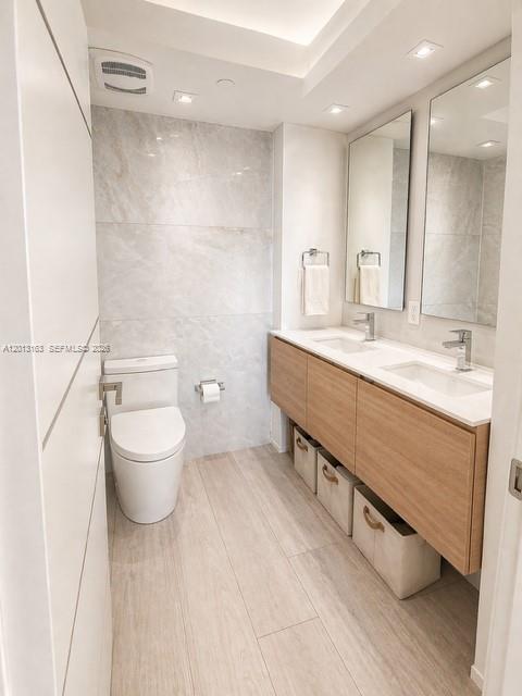 400 S Pointe Dr #707, Miami Beach FL 33139