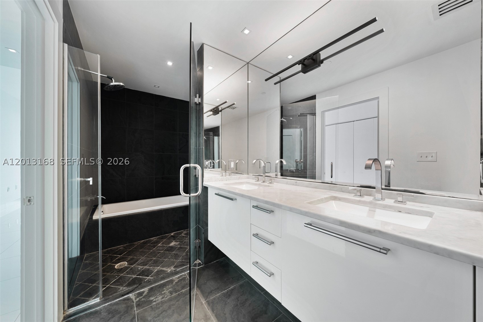 900 Biscayne Blvd #4006, Miami FL 33132
