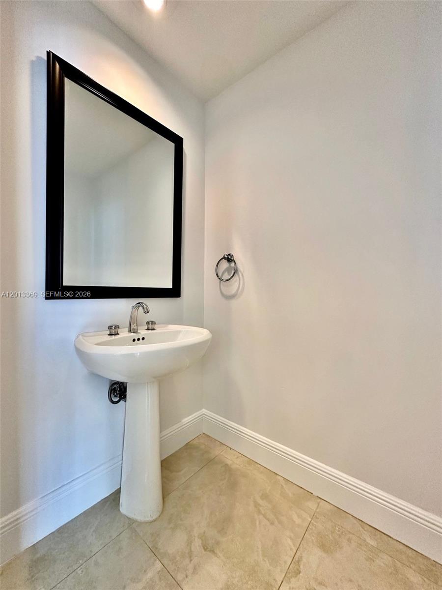 808 Brickell Key Dr #2207, Miami FL 33131