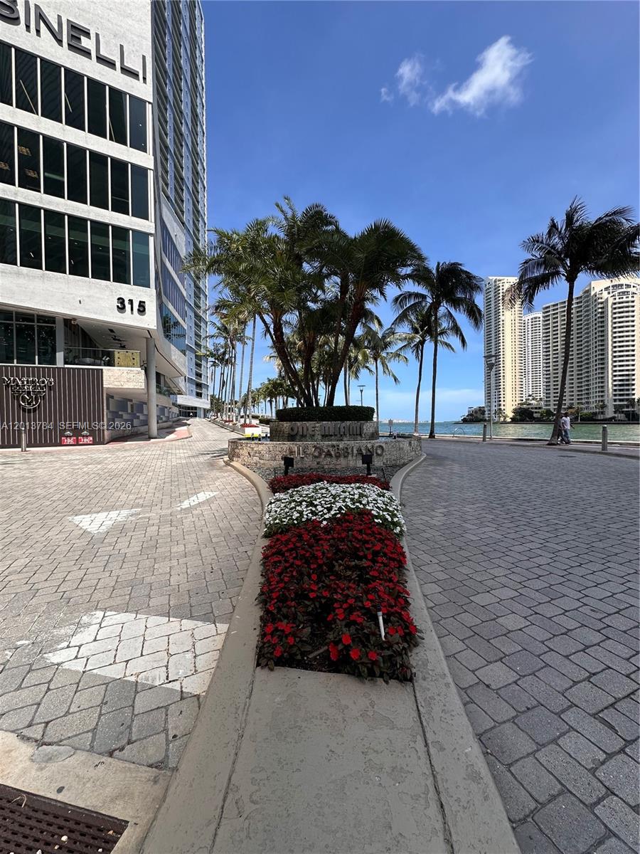 325 S Biscayne Blvd #2215, Miami FL 33131
