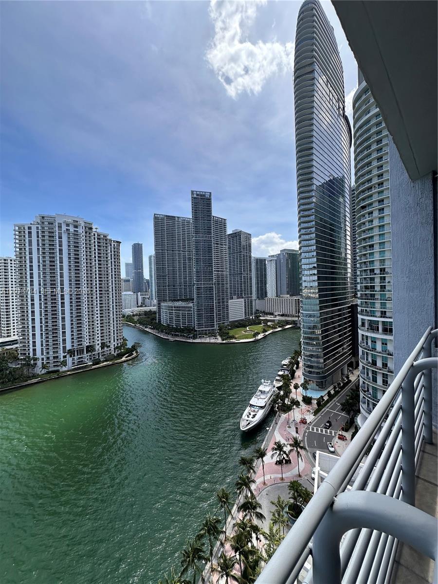 325 S Biscayne Blvd #2215, Miami FL 33131