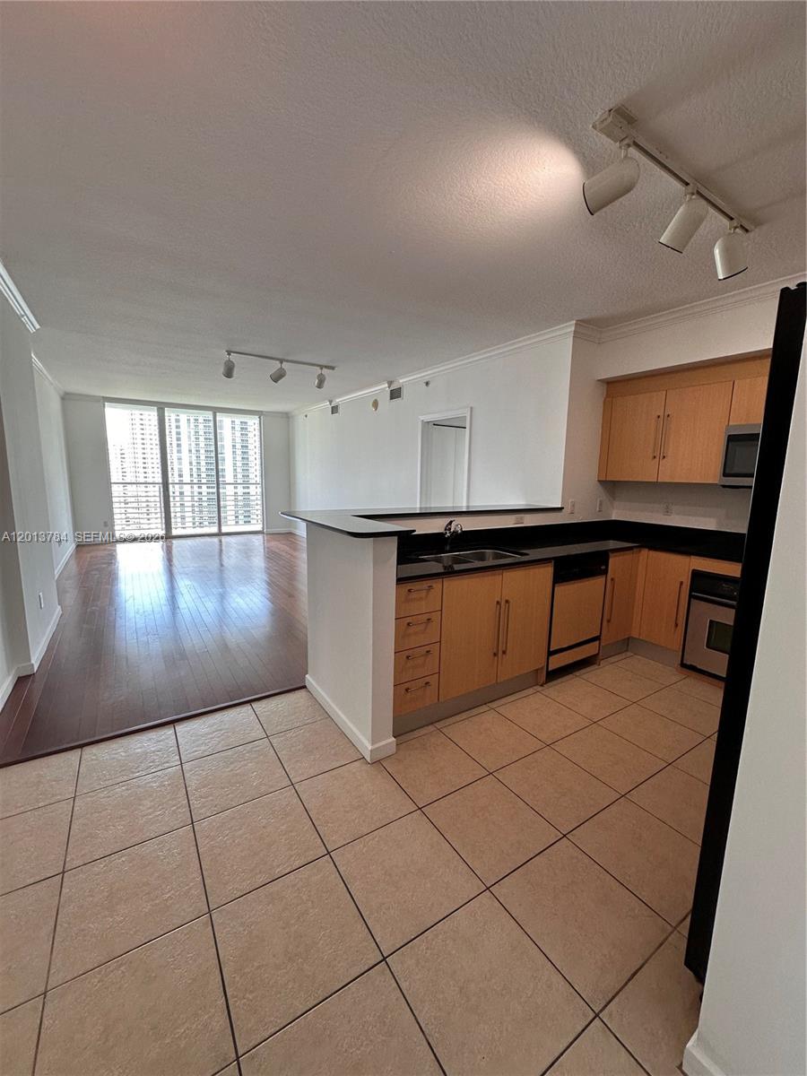325 S Biscayne Blvd #2215, Miami FL 33131