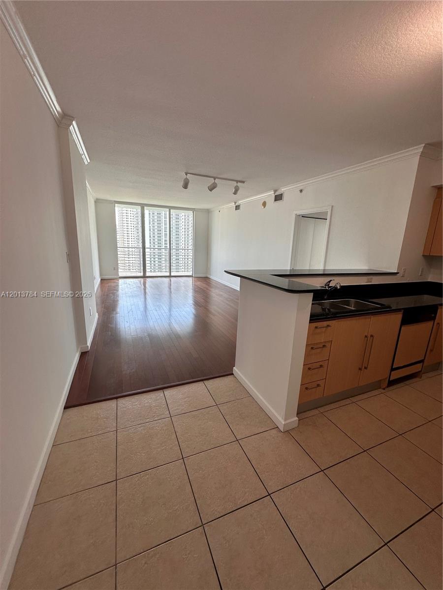 325 S Biscayne Blvd #2215, Miami FL 33131