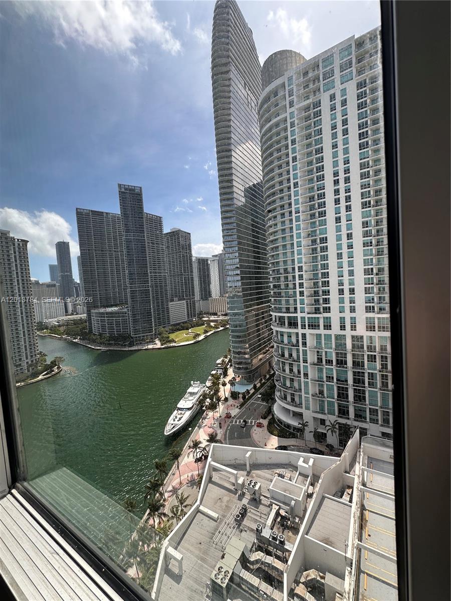 325 S Biscayne Blvd #2215, Miami FL 33131