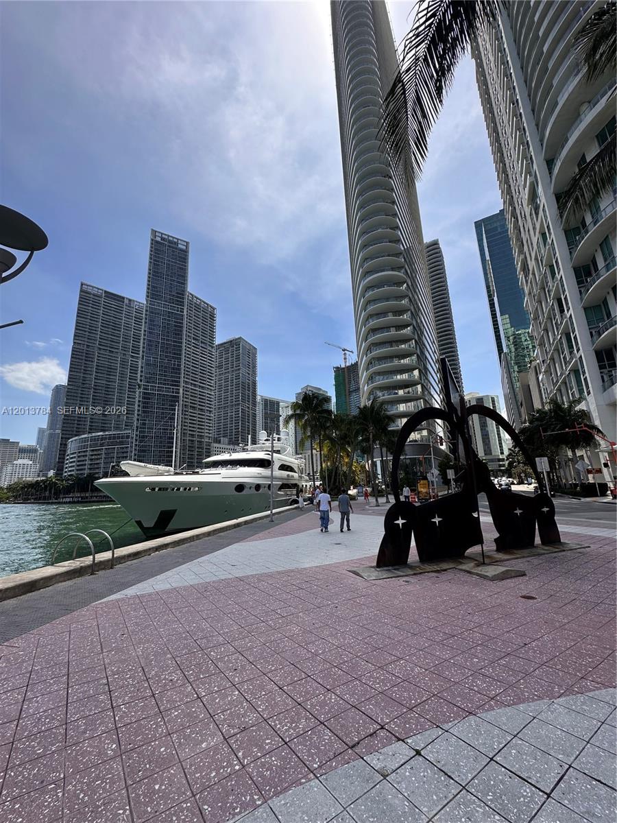 325 S Biscayne Blvd #2215, Miami FL 33131